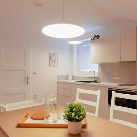 Apartment Luxury 2 Bedroom New With Private Parking