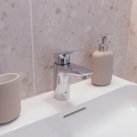 Luxury 2 Bedroom New With Private Parking Apartment Laibach