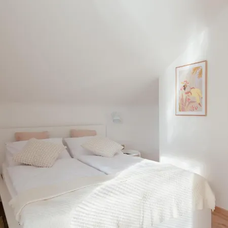 Apartment Luxury 2 Bedroom New With Private Parking *