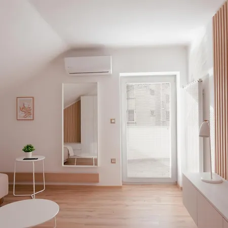 Luxury 2 Bedroom New With Private Parking Apartment