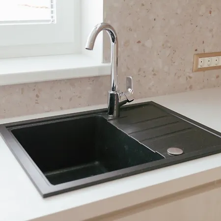 Luxury 2 Bedroom New With Private Parking