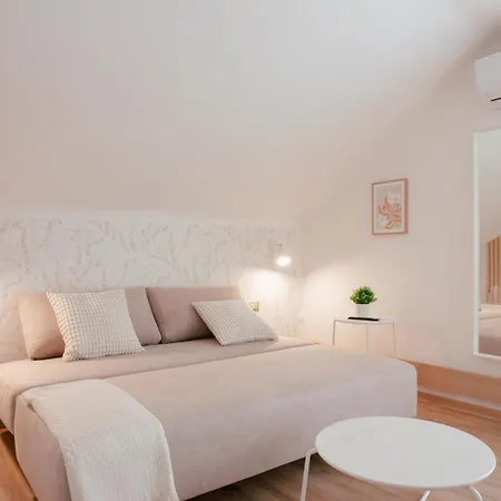 Luxury 2 Bedroom New With Private Parking Apartment *