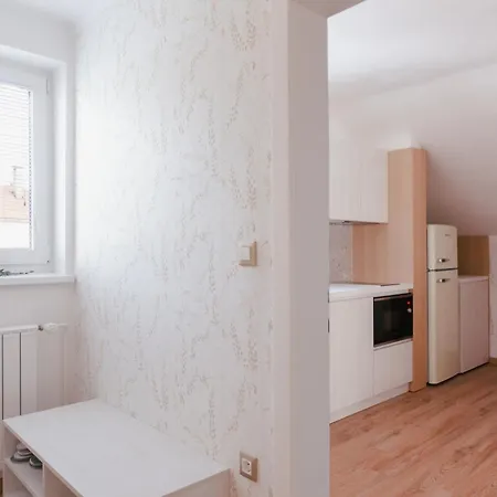 Apartment Luxury 2 Bedroom New With Private Parking *