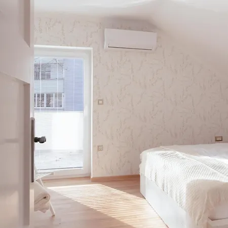 Apartman Luxury 2 Bedroom New With Private Parking *