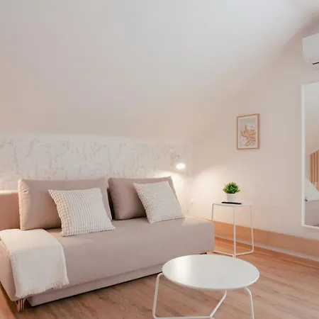 Luxury 2 Bedroom New With Private Parking *